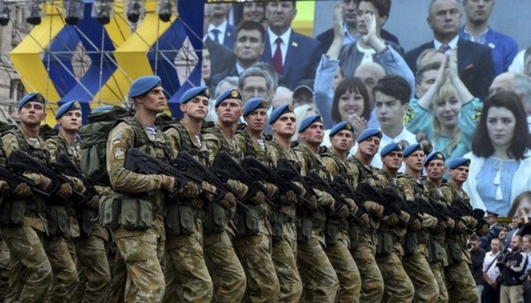 [ẢNH] Quân đội Ukraine sắp được trang bị súng 
