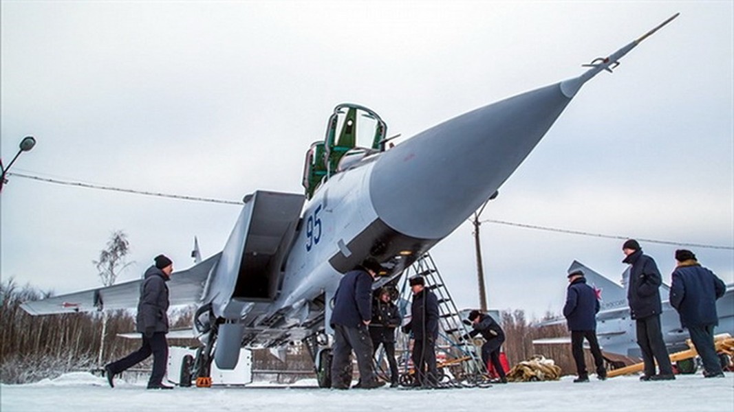 [ẢNH] Nghiêm trọng: 4 tiêm kích MiG-31 của Nga đồng loạt hạ cánh khẩn cấp, điều gì đã xảy ra?