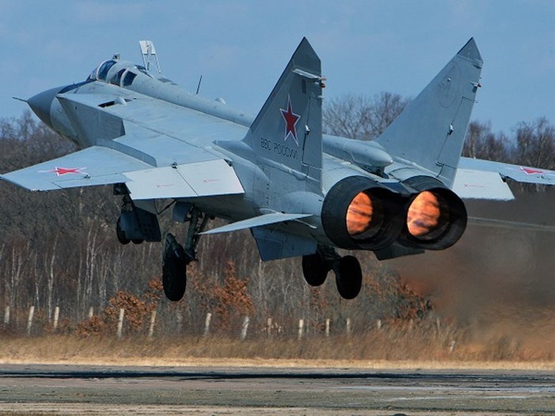 [ẢNH] Nghiêm trọng: 4 tiêm kích MiG-31 của Nga đồng loạt hạ cánh khẩn cấp, điều gì đã xảy ra?
