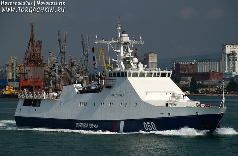 [ẢNH] Tàu chiến Nga rách toạc hông khi chủ động đâm vào tàu kéo Ukraine
