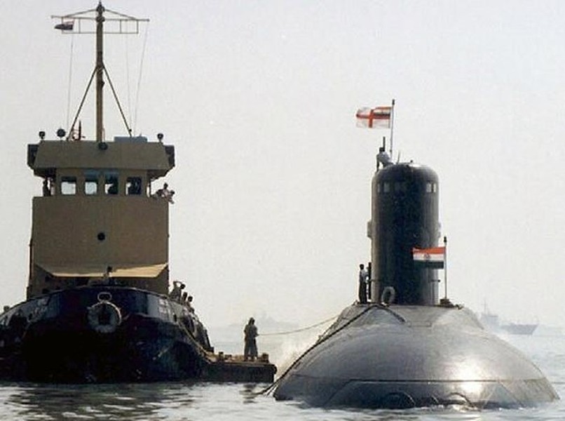 [ẢNH] Tàu ngầm Nga phục kích dưới eo biển Kerch sẵn sàng 