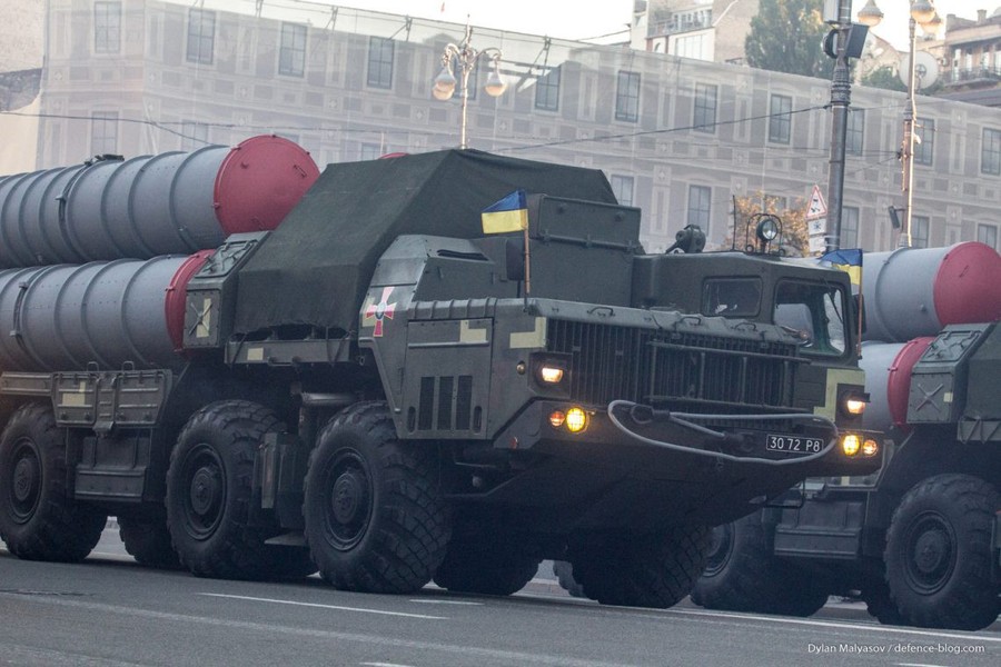 [ẢNH] Tổ hợp phòng không S-300 Ukraine biến bầu trời Donbass thành 