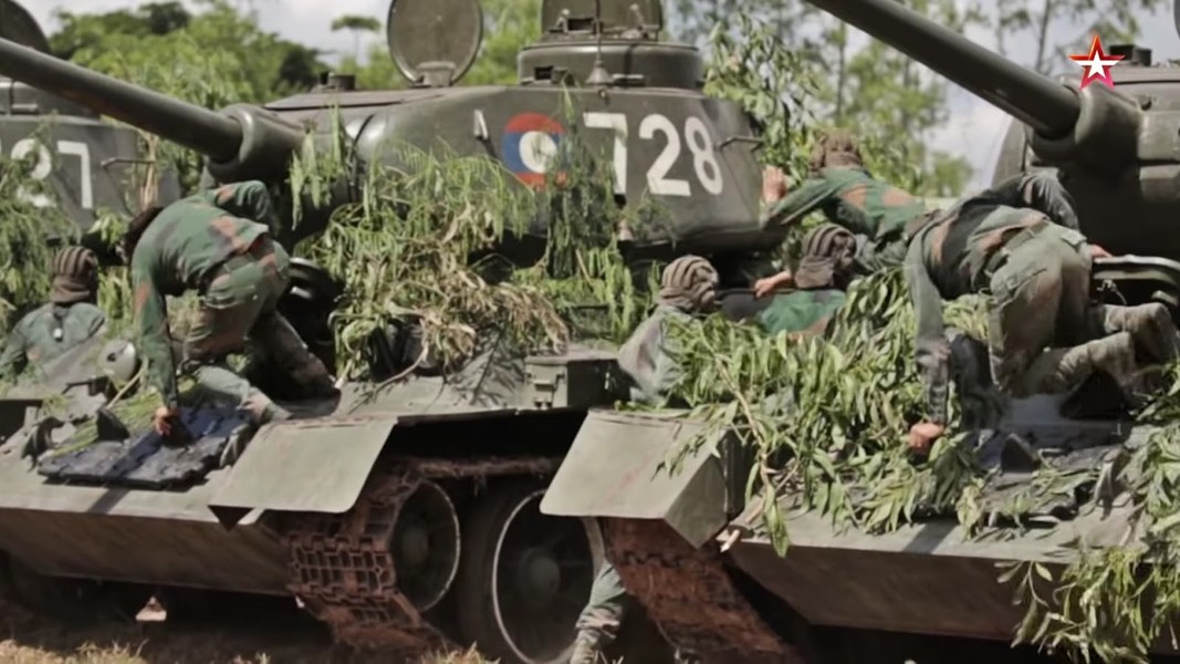 [ẢNH] Xe tăng T-34-85 Nga nhận lại từ Lào biểu diễn sức mạnh trên thao trường