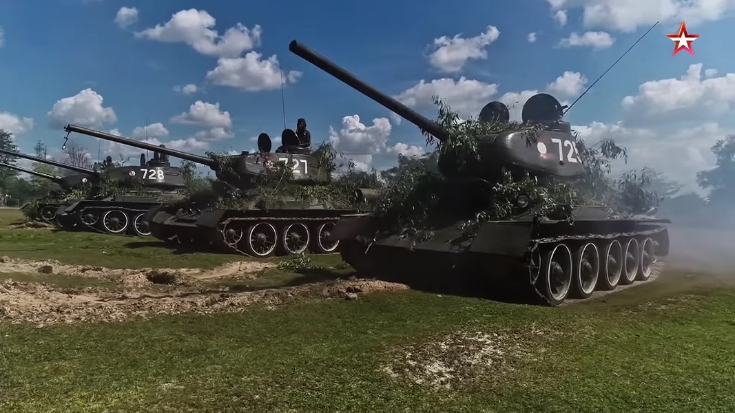 [ẢNH] Xe tăng T-34-85 của Lào được chào đón long trọng khi 