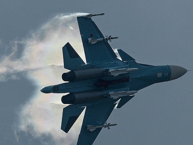 [ẢNH] Sự cố nghiêm trọng gây thiệt hại lớn cho Nga: Hai chiến đấu cơ Su-34 đâm nhau trên không