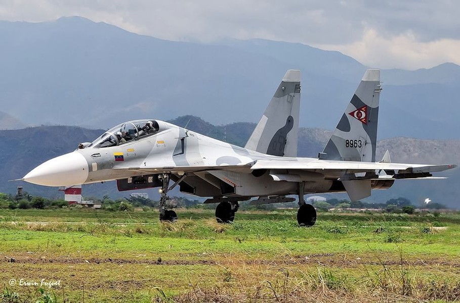 [ẢNH] Tiêm kích Su-30MK2 Venezuela đánh chặn cùng lúc hai máy bay quân sự Mỹ