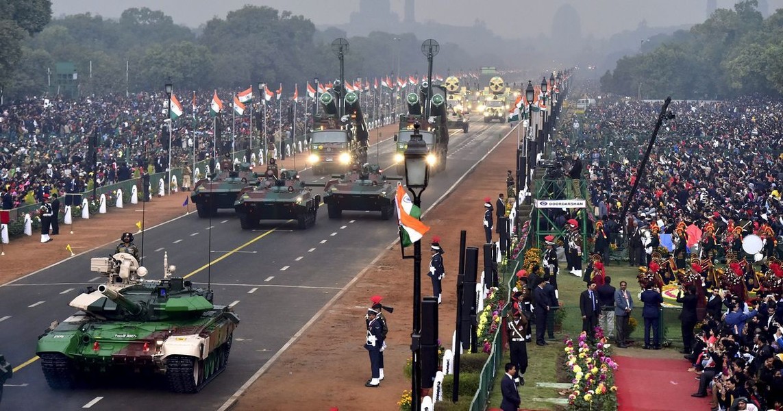 [ẢNH] Quân đội Ấn Độ duyệt binh khoe dàn vũ khí siêu hiện đại