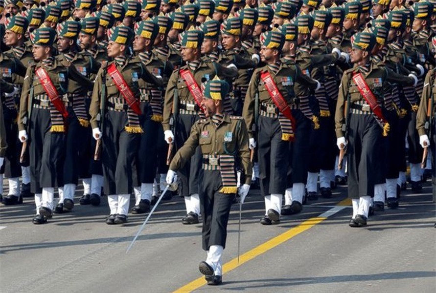 [ẢNH] Quân đội Ấn Độ duyệt binh khoe dàn vũ khí siêu hiện đại
