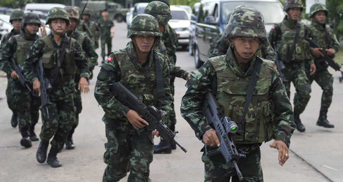 [ẢNH] Rộ tin đồn đảo chính ở Thái Lan khi xe thiết giáp bất ngờ xuất hiện