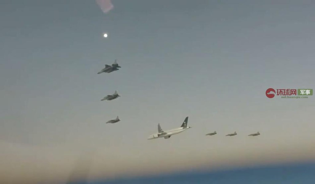 [ẢNH] Màn chào đón Thái tử Arập Xê út hiếm có: Phi đội máy bay hộ tống chuyên cơ từ trên không