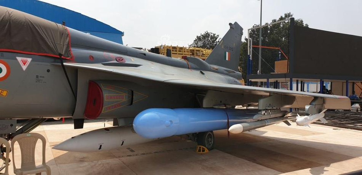 [ẢNH] Ấn Độ gây choáng cho Trung Quốc khi tích hợp tên lửa BrahMos-NG lên tiêm kích LCA