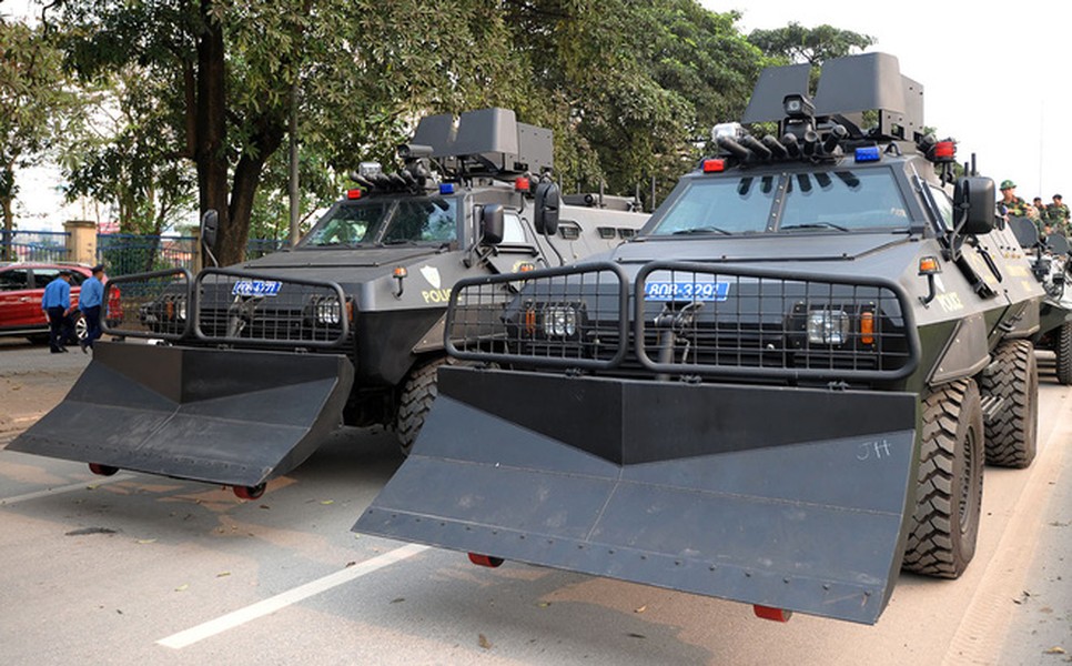 [ẢNH] Cảnh sát Cơ động triển khai xe bọc thép Shinjeong S5 bảo vệ ga Đồng Đăng