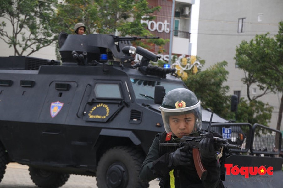 [ẢNH] Cảnh sát Cơ động triển khai xe bọc thép Shinjeong S5 bảo vệ ga Đồng Đăng