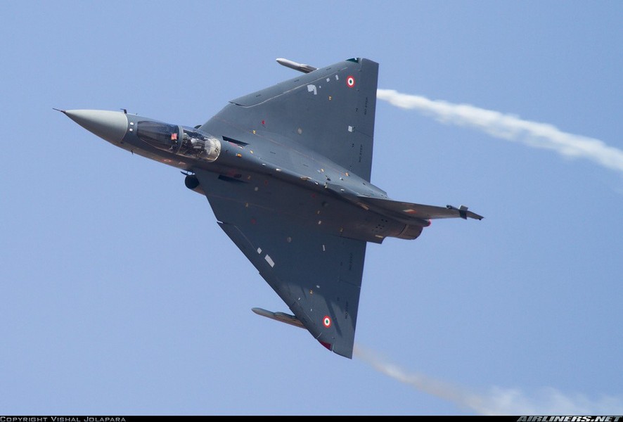 [ẢNH] Trung Quốc 'giật mình' khi tiêm kích Tejas Ấn Độ hạ cánh thành công trên tàu sân bay