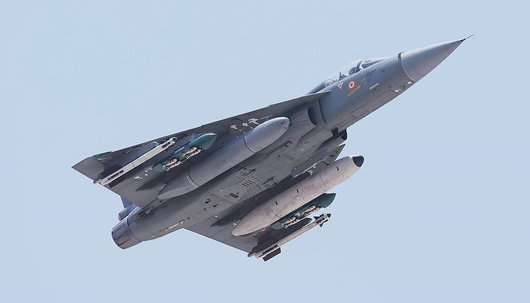 [ẢNH] Ấn Độ đưa tiêm kích nội địa Tejas lên biên giới quyết đấu JF-17 Pakistan?