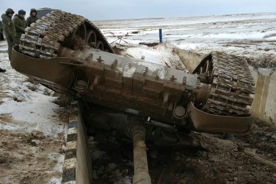 [ẢNH] Sau T-72B và Pantsir-S1, đến lượt pháo tự hành 2S7 Pion Nga đổ lật nhào khi hành quân