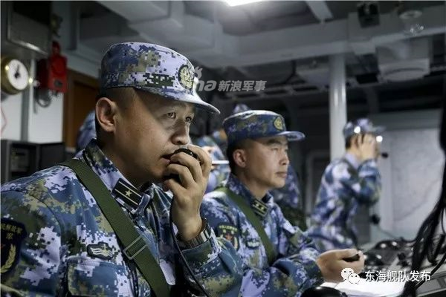 [ẢNH] Chiến hạm Trung Quốc huấn luyện bắn đạn thật trong thời tiết xấu