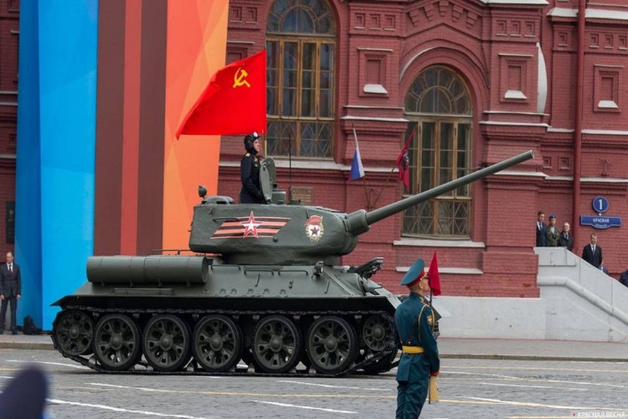 [ẢNH] Quân cảnh Nga phục hồi xe tăng T-34-85 bị Syria bỏ lại chiến trường từ năm 1973
