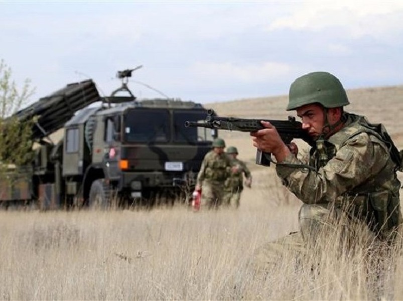 [ẢNH] Thổ Nhĩ Kỳ nã pháo dữ dội vào phiến quân sau khi hứng chịu cuộc tập kích bất ngờ