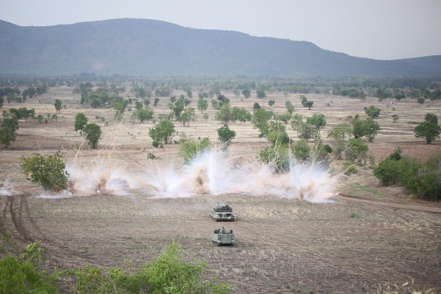 [ẢNH] Lục quân Thái Lan tập trận quy mô lớn, khoe sức mạnh xe tăng 