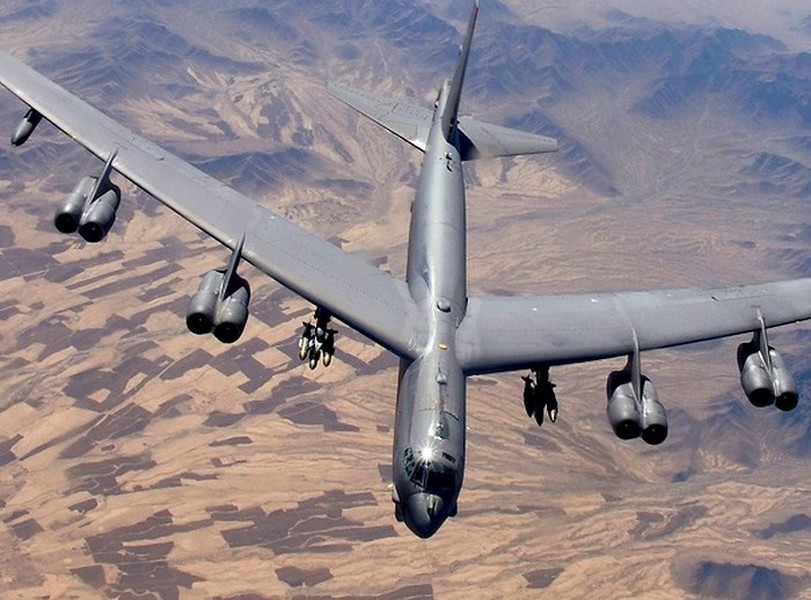 [ẢNH] Oanh tạc cơ B-52H Mỹ đối đầu tên lửa phòng không S-400 Nga: Ai sẽ chiến thắng?