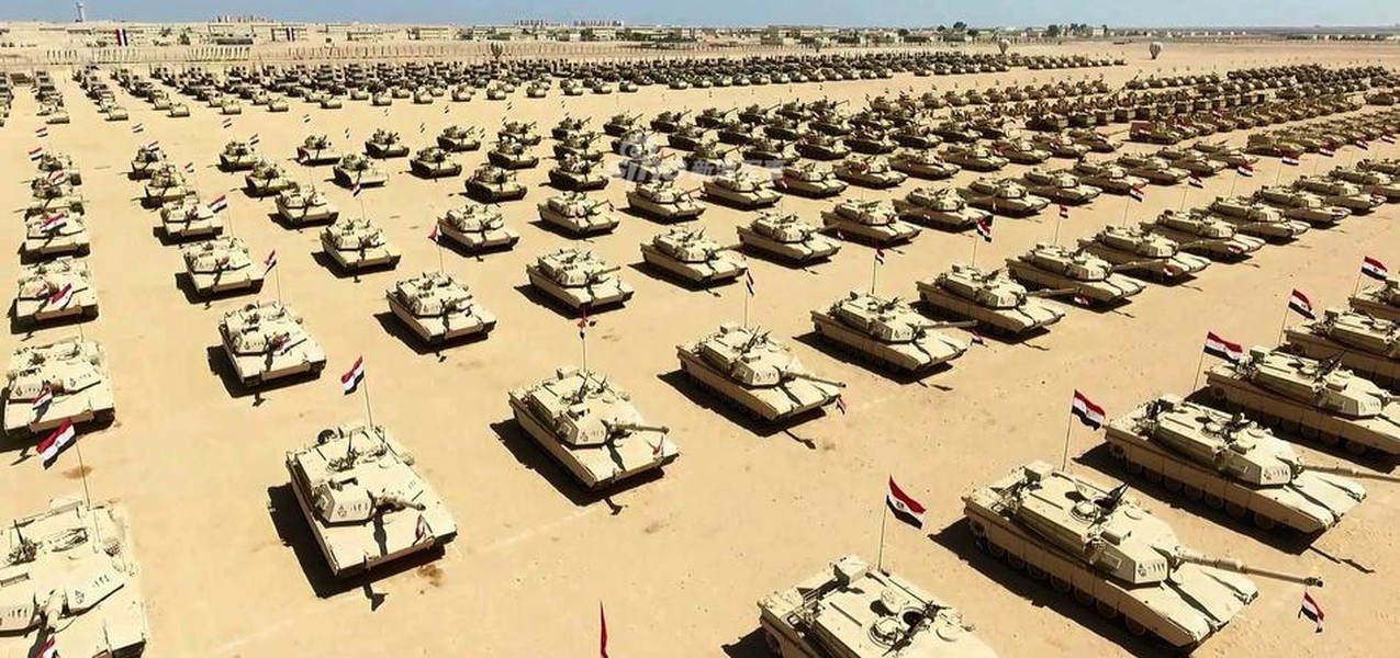 [ẢNH] Quân đội Ai Cập phô trương sức mạnh khi tình hình Lybia tiếp tục nóng bỏng
