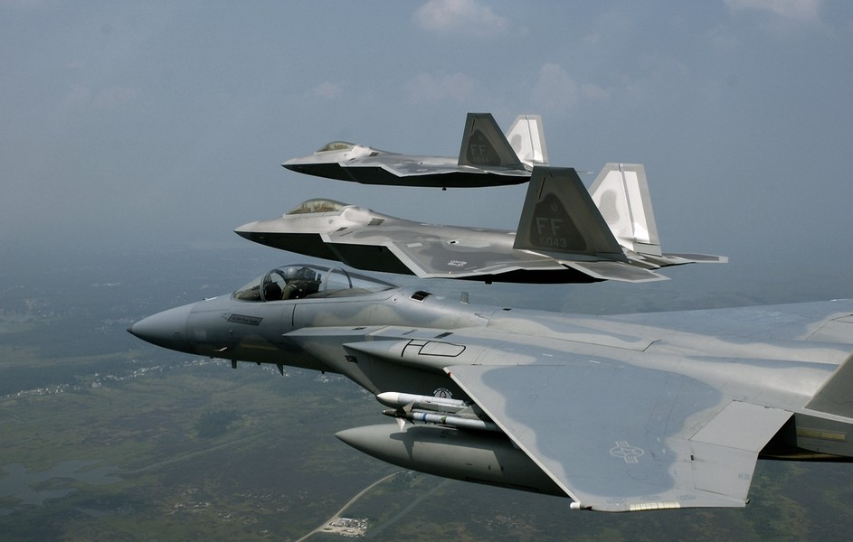 [ẢNH] F-15C rơi khi đấu đối kháng cùng F-22A, có phải bị bắn nhầm như MiG-31?
