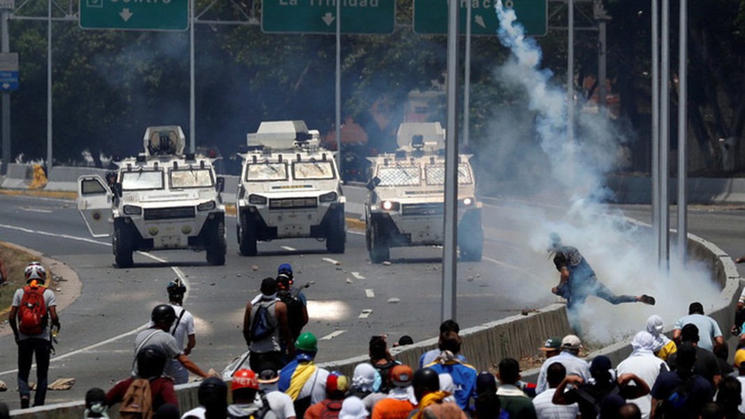 [ẢNH] Thiết giáp Venezuela đụng độ với người biểu tình do Trung Quốc sản xuất