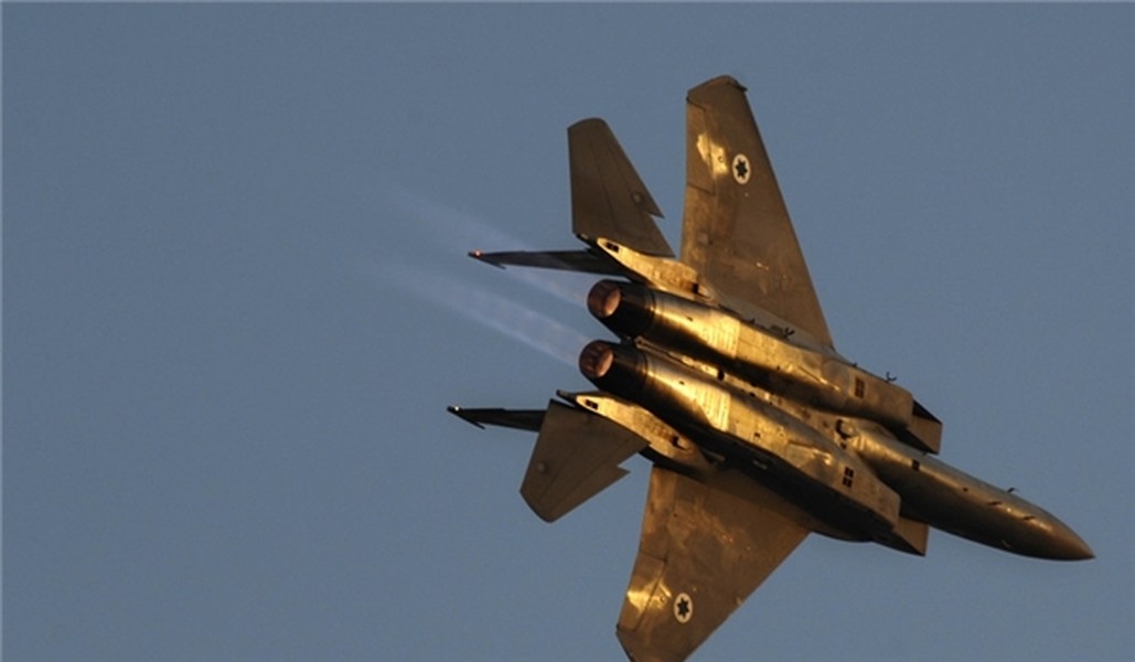 [ẢNH] Vật thể lạ nghi tên lửa bí mật của Israel bị bắn hạ sau trận không kích?