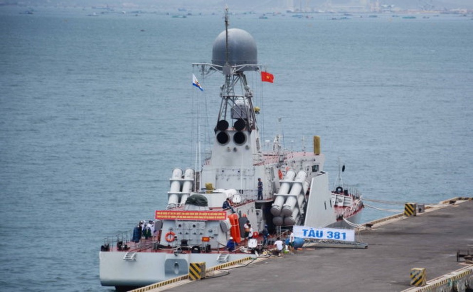 [ẢNH] Tàu tên lửa tàng hình Việt Nam huấn luyện cùng chiến hạm lớn nhất Nhật Bản