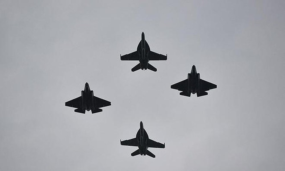 [ẢNH] Chiến đấu cơ Mỹ bay rợp trời dưới mưa trong khi Nga phải hủy bỏ