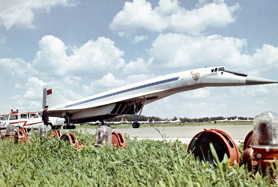 [ẢNH] Nga gây bất ngờ khi đưa máy bay siêu thanh Tu-144 ‘diễu phố’