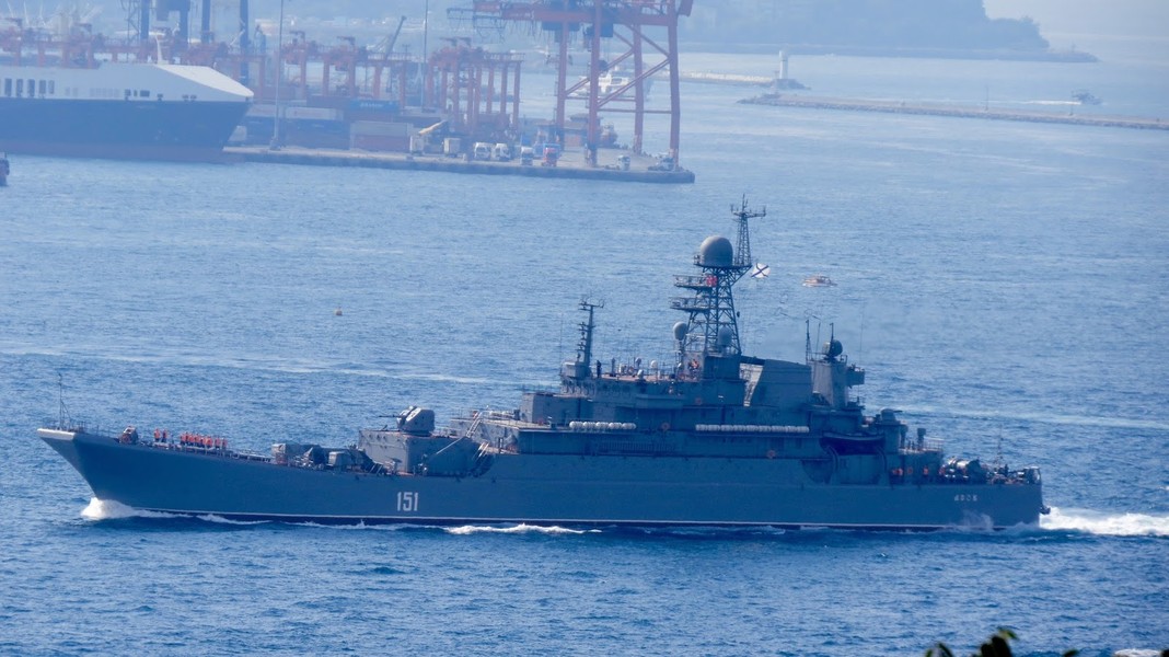 [ẢNH] Tàu vận tải Nga cấp tốc mang thêm xe tăng đến Syria chuẩn bị cho trận chiến quyết định