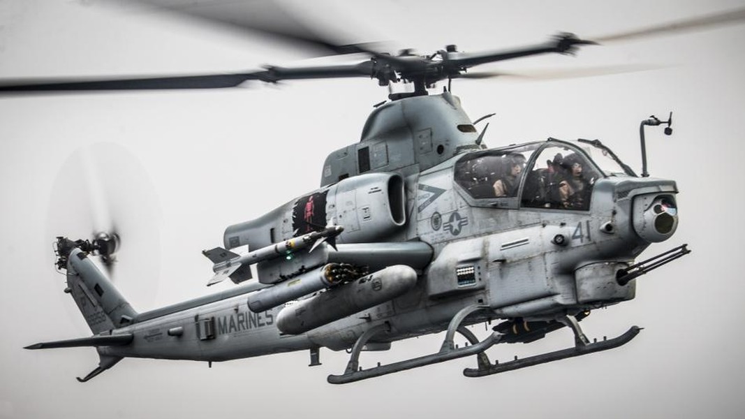 [ẢNH] Trực thăng vũ trang Mỹ biểu dương lực lượng trên boong tàu đổ bộ răn đe Iran