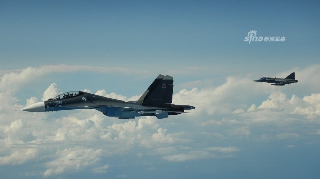 [ẢNH] Su-30SM Nga vội vã rút lui khi bị JAS 39 Gripen mang đầy vũ khí áp sát