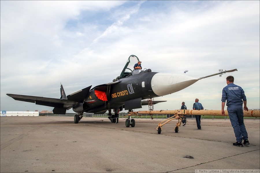 [ẢNH] Sự thật về bức ảnh Su-57 bay kèm Su-47 và MiG-144