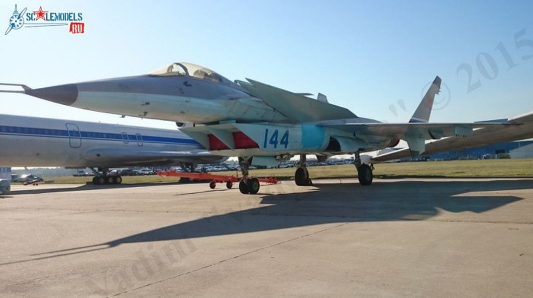 [ẢNH] Tiêm kích bí ẩn MiG-144 tiếp tục 