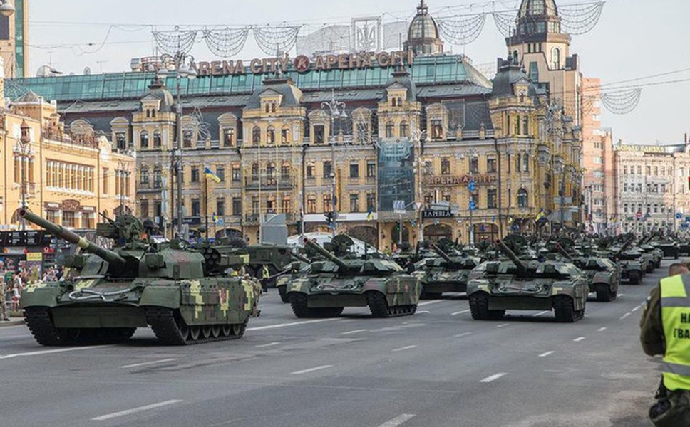 [ẢNH] Ukraine biểu dương lực lượng tăng thiết giáp hùng hậu răn đe ly khai miền Đông