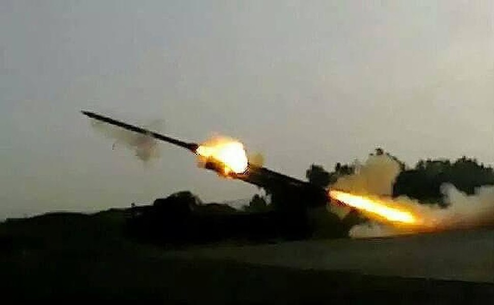 [ẢNH] Pháo phản lực khủng khiếp nhất của Syria ào ạt trút bão lửa xuống Idlib