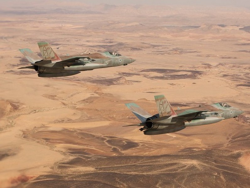 [ẢNH] Phòng không Syria bất lực khi bị tiêm kích Israel chế áp điện tử