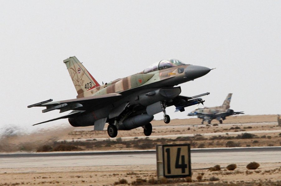[ẢNH] Phòng không Syria bất lực khi bị tiêm kích Israel chế áp điện tử