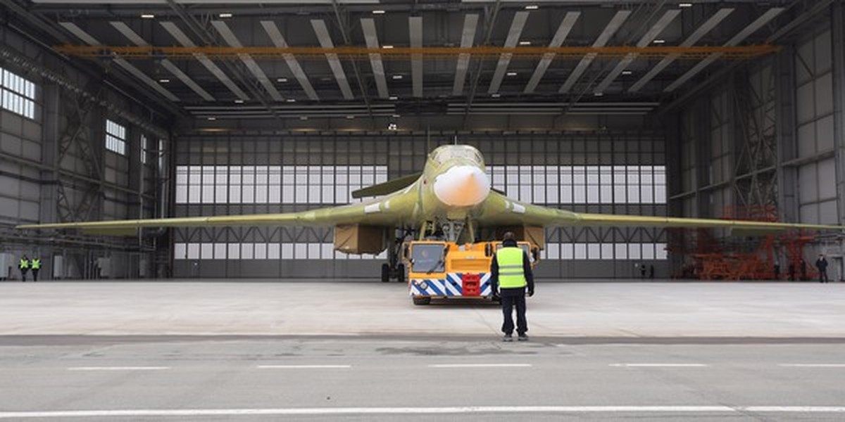 [ẢNH] Oanh tạc cơ Tu-160M2 sản xuất mới đầu tiên của Nga chuẩn bị cất cánh