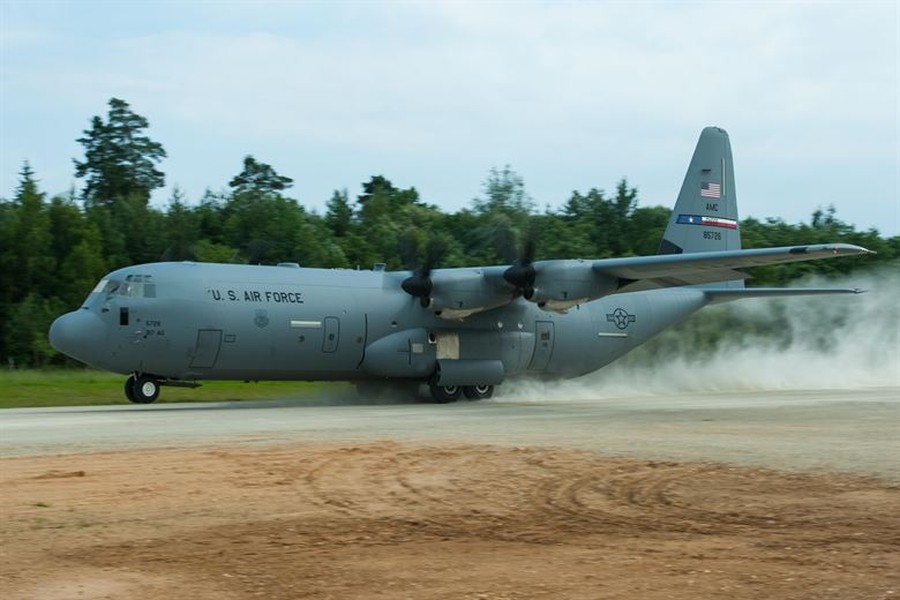 [ẢNH] ‘Lực sĩ’ C-130J Super Hercules ‘ngã sấp mặt’ ngay khi chuẩn bị cất cánh