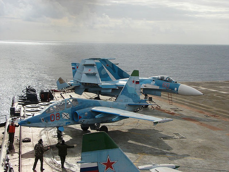 [ẢNH] Phi công hải quân Nga buộc phải luyện tập trên... tàu sân bay hỏng?