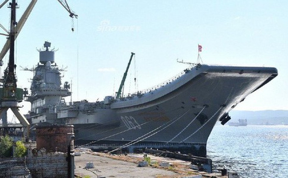 [ẢNH] Phi công hải quân Nga buộc phải luyện tập trên... tàu sân bay hỏng?