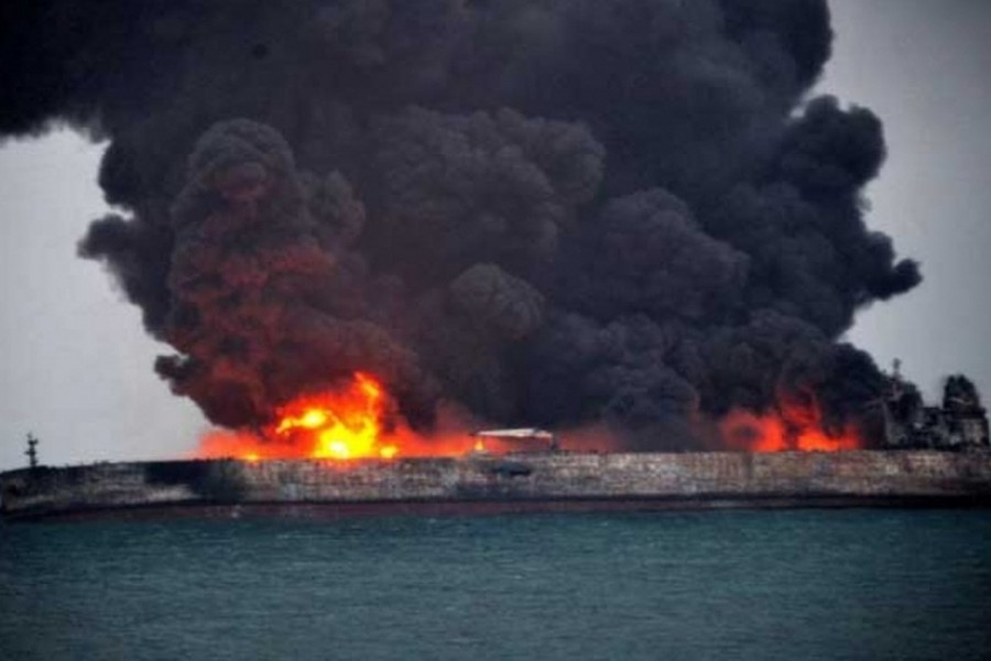 [ẢNH] Máy bay Mỹ tấn công dữ dội, phá hủy đoàn tàu chở dầu của Syria