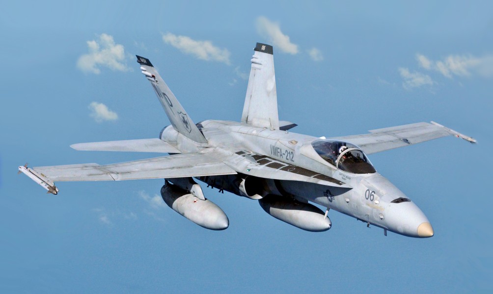 [ẢNH] Tiêm kích F/A-18 Hornet bay ngay trên đầu tổ hợp phòng không S-400 Triumf