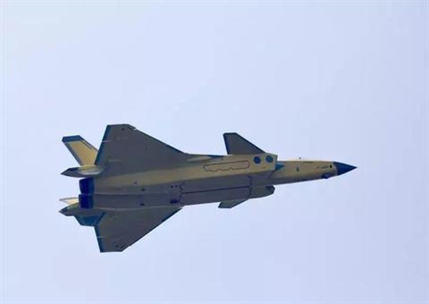 [ẢNH] Trung Quốc: Su-57 không có cửa thắng J-20 khi đối đầu ở độ cao lớn