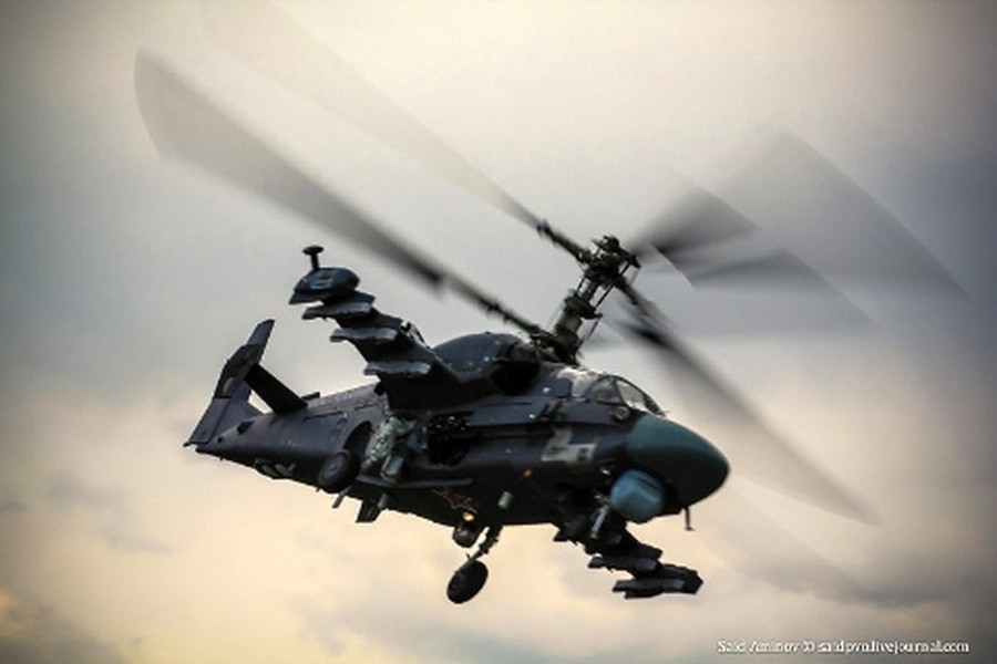 [ẢNH] Trực thăng vũ trang Nga truy đuổi máy bay không người lái Mỹ trên bầu trời Syria?