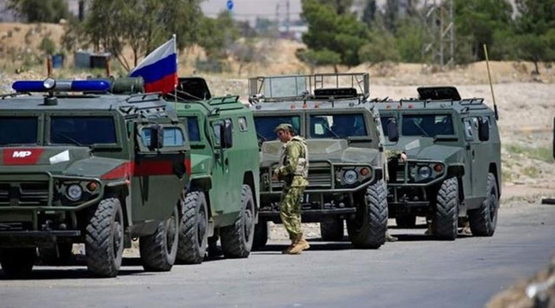 [ẢNH] Đoàn xe tuần tra của quân cảnh Nga tại Syria bị Mỹ đe dọa dùng vũ lực